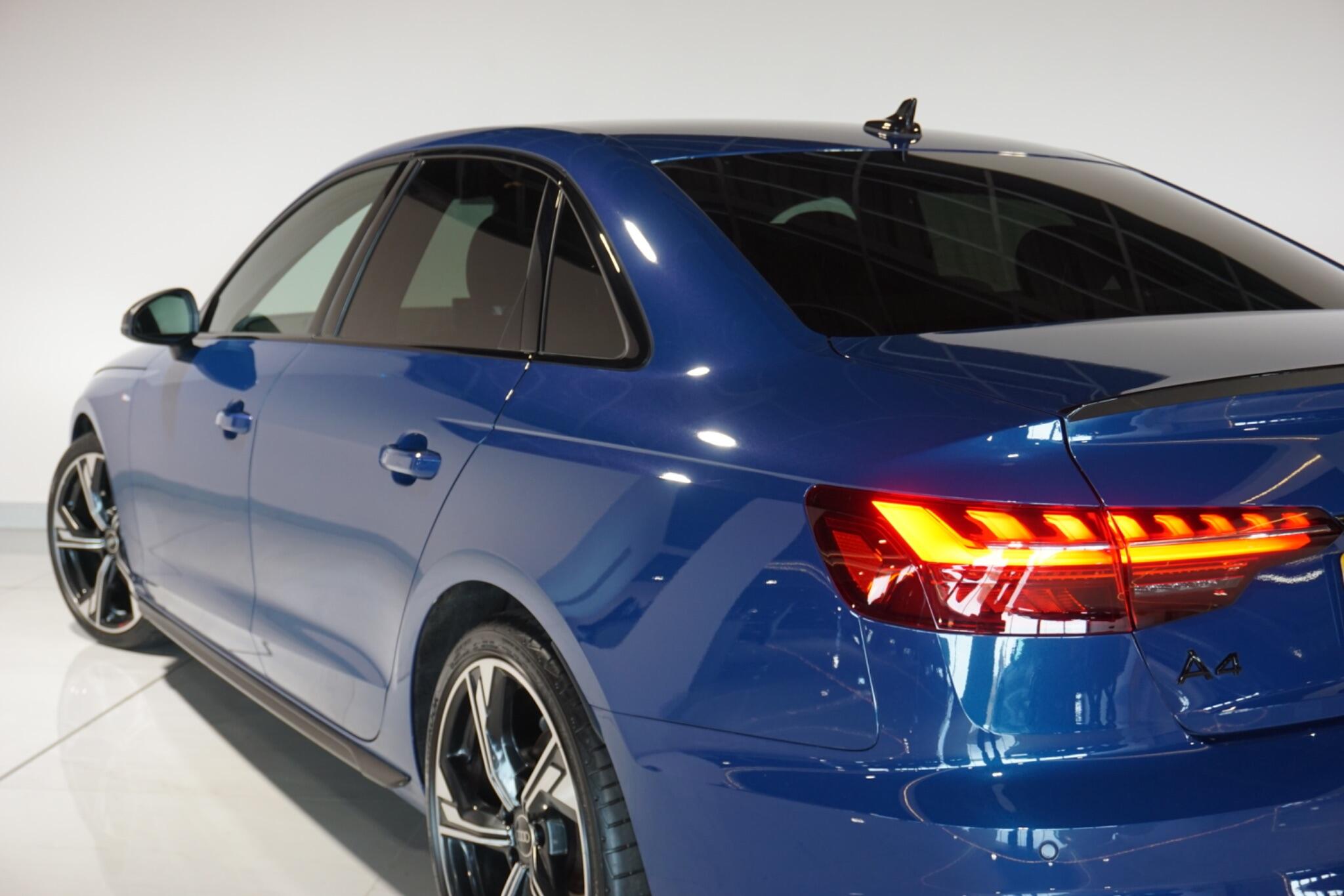 Audi A4 2.0 TDI 40 Black Edition Saloon 4dr Diesel S Tronic quattro Euro 6 (s/s) (204 ps)